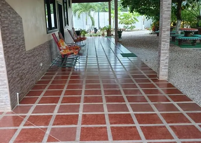 Cabinas Almendros Lodge *