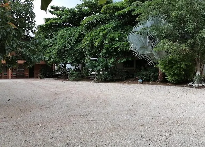 Cabinas Almendros Lodge *